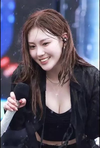 Chaehyun - shows tits