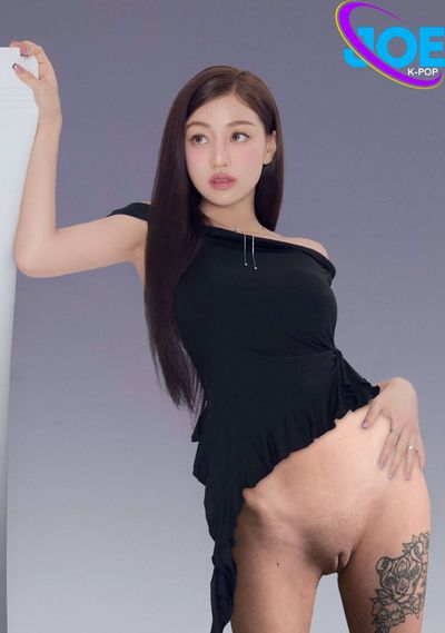 Jihyo - shaved pussy