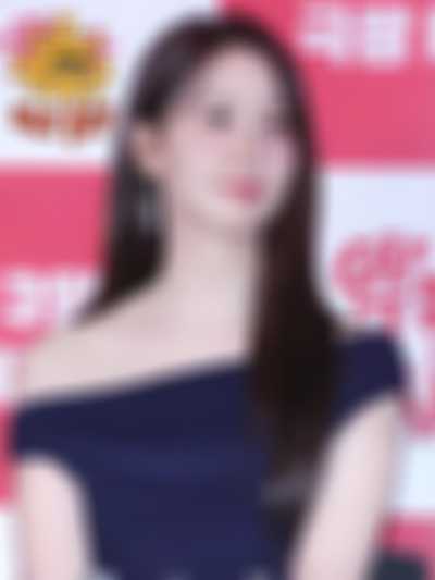 Yoona - shows tits