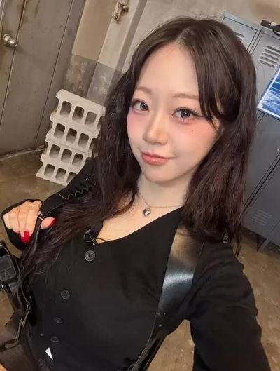 Jeewon - shows boobs