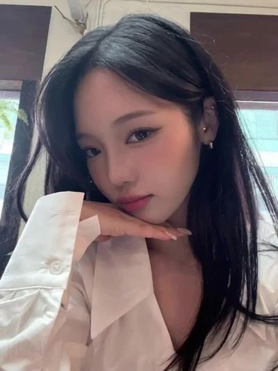Jisun - shows tits