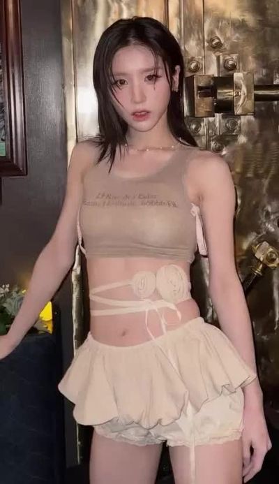 Heejin - shows tits