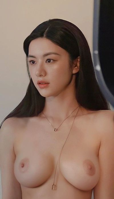 Go Yoon Jung - shows tits