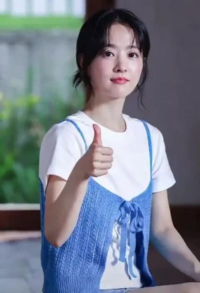 Park Bo-Young - shows tits
