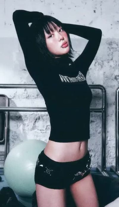 Yves - shows boobs