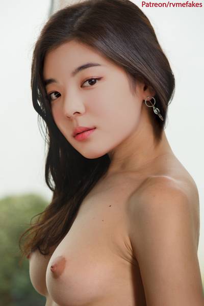 Lia - shows tits