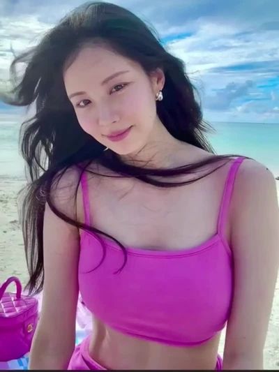 Seohyun - shows boobs
