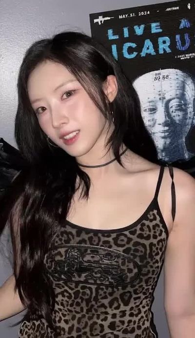 Haseul - shows boobs
