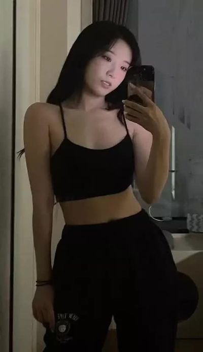 Haseul - shows tits