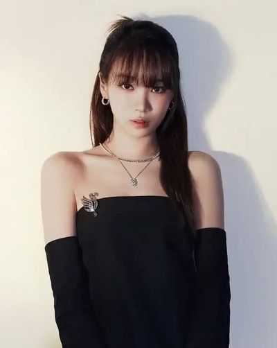 Chaewon - shows tits