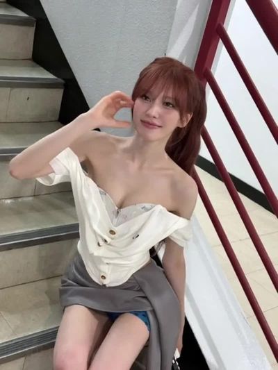 Wendy - shows tits
