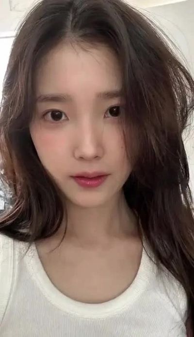 IU - gives footjob