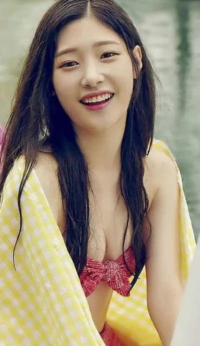 Chaeyeon - shows tits