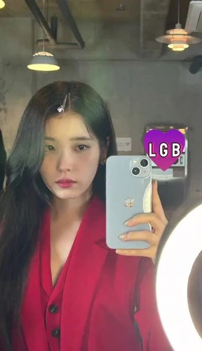 IU - shows tits