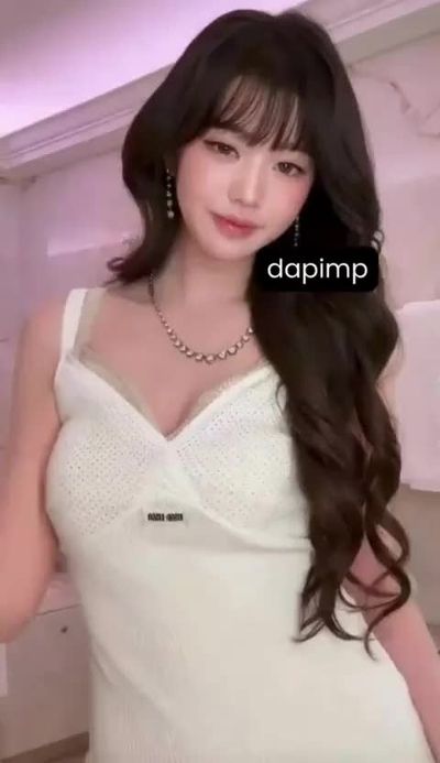 Wonyoung - shows boobs