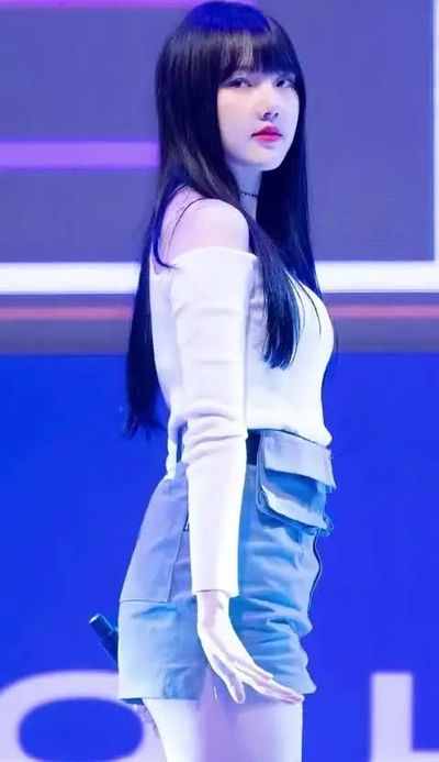 Yerin - shows tits