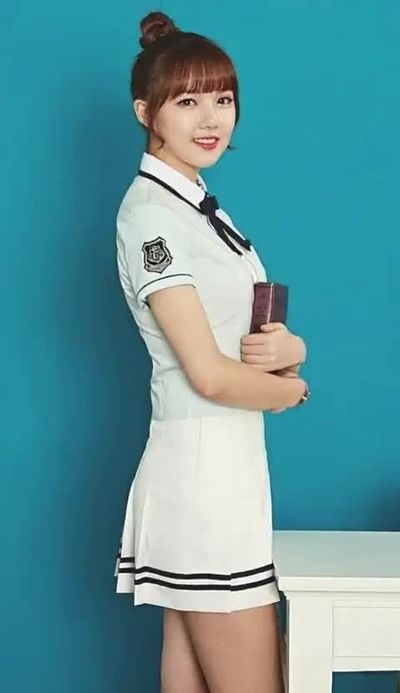 Yerin - shows tits