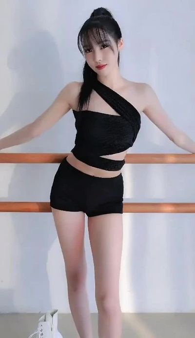 Yuju - shows tits