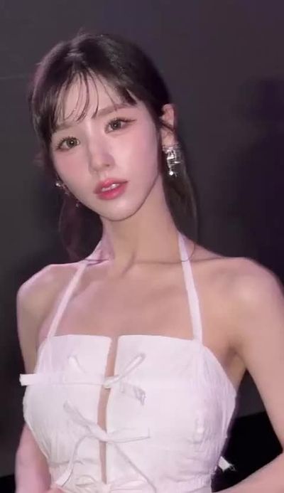 Heejin - shows tits