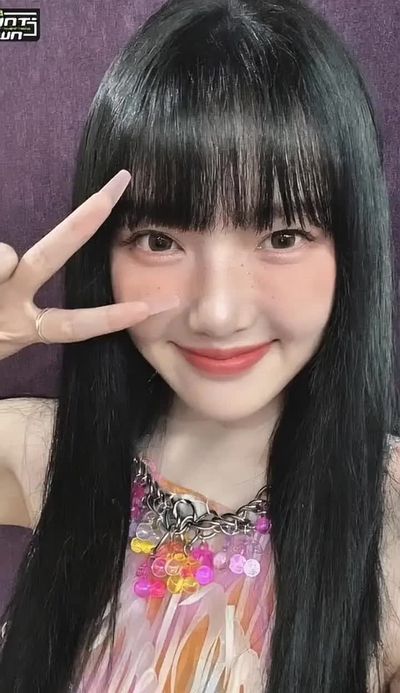 Yerin - shows tits