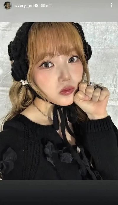 Yerin - shows tits