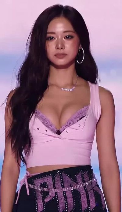 Tzuyu - shows tits