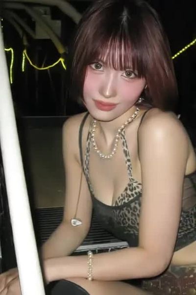 Momo - touch boobs