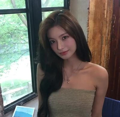 Yiren - shows tits