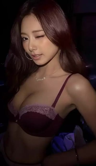 shows boobs