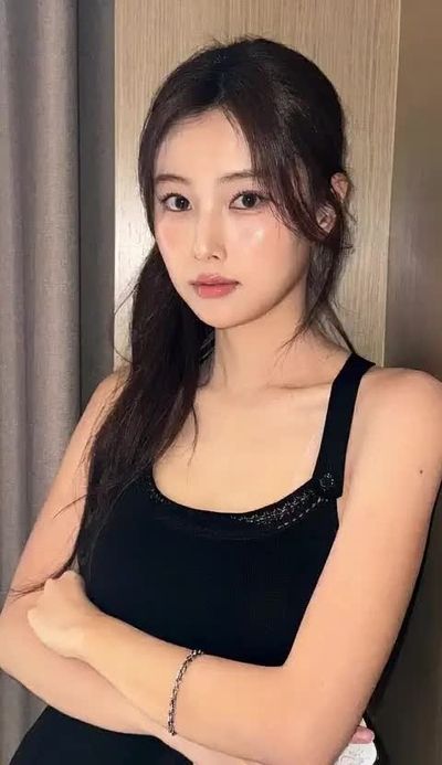 Hyewon - shows tits