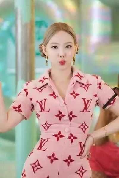Nayeon - shows tits
