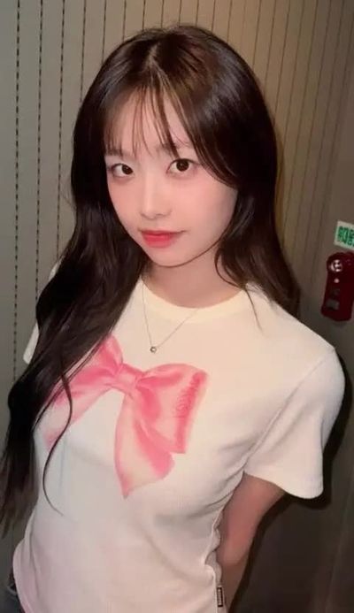 Chuu - shows tits