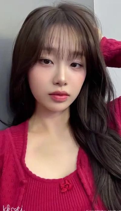 Chuu - shows tits