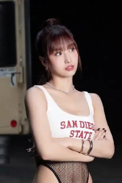Momo - shows tits