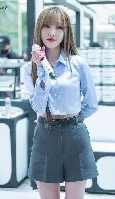 Yuju - shows tits