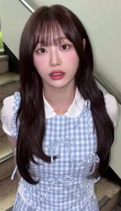 Chuu - shows tits