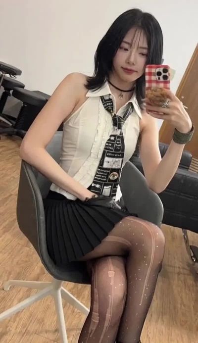 JiU - shows tits