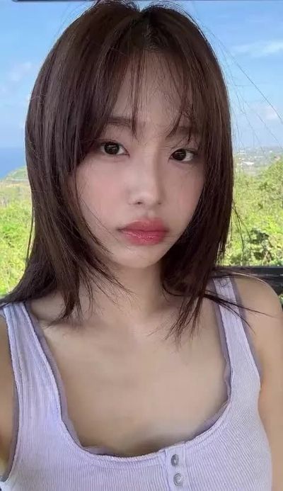 Chuu - shows tits