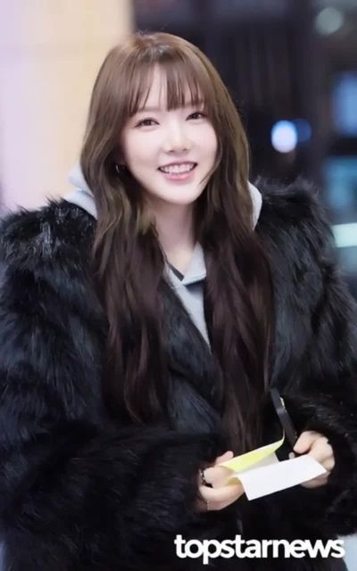 Yerin - shows tits