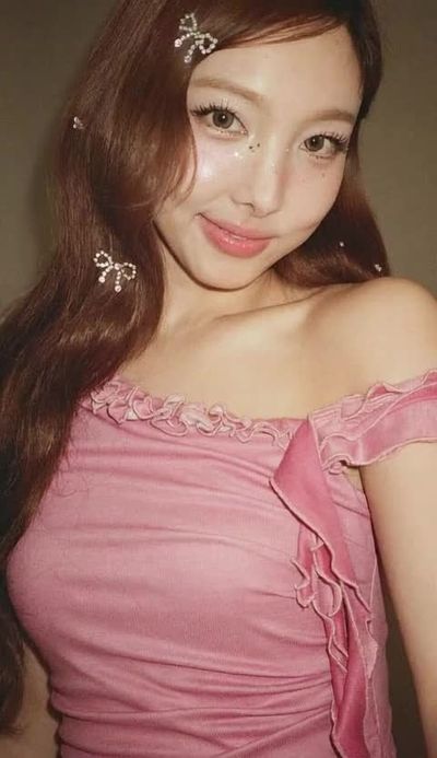 Nayeon - shows tits