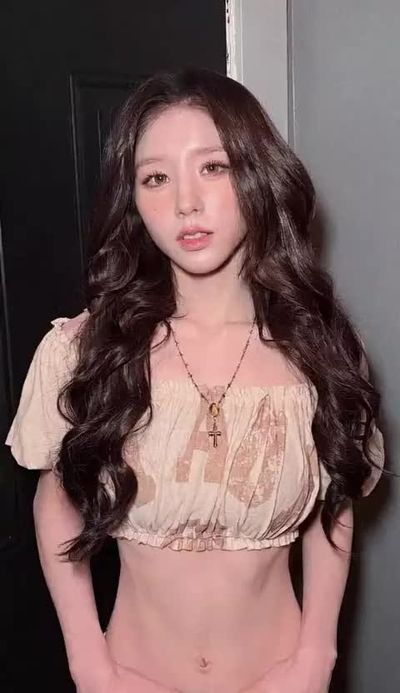 Heejin - shows tits