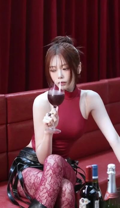 JiU - shows tits
