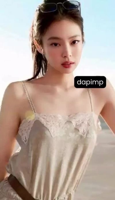 Jennie - shows tits