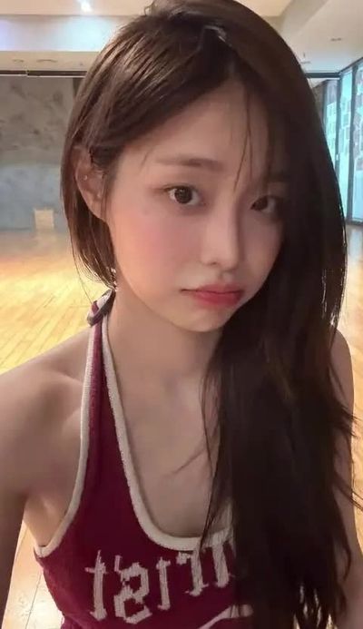 Chuu - shows tits