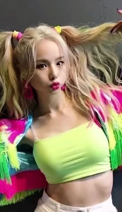 Solji - shows tits