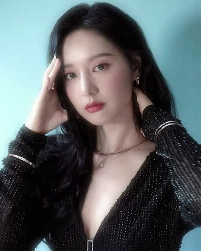 Kim Ji-won - shows tits