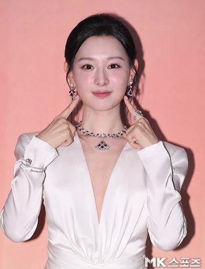 Kim Ji-won - shows tits