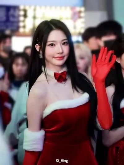 Xinyu - shows tits