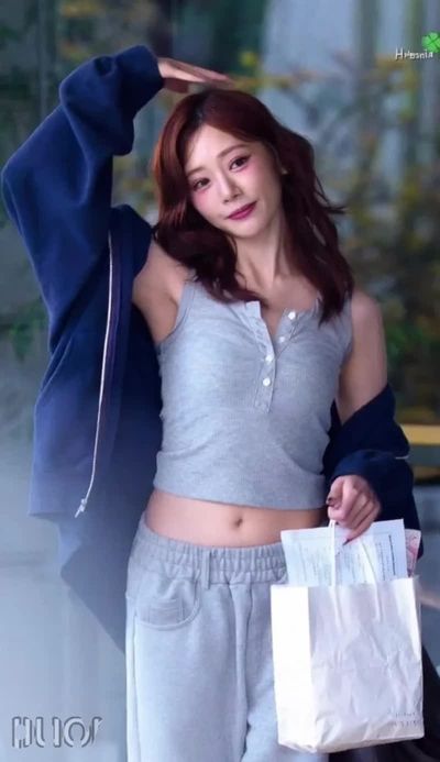 JiU - shows tits