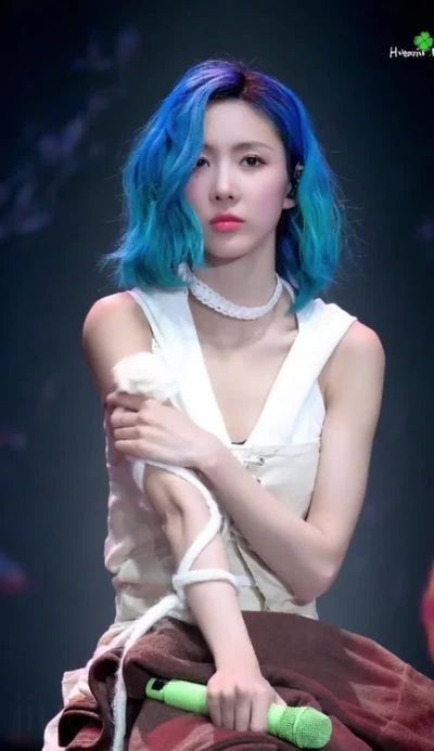 Yoohyeon - shows tits